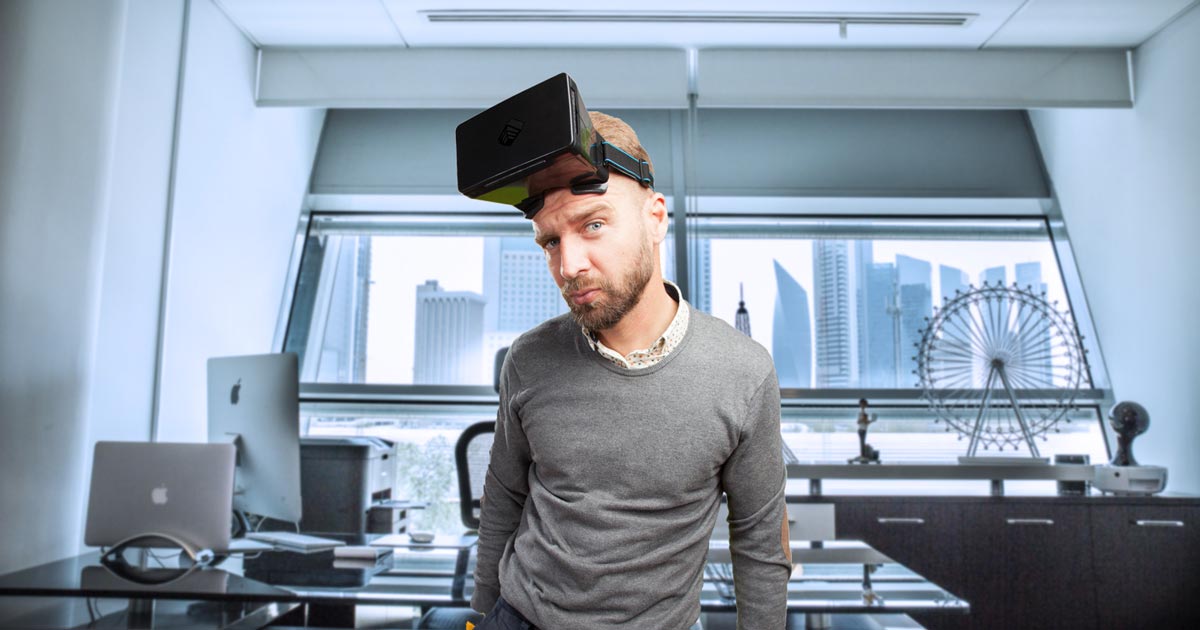Architetto che utilizza la realtà virtuale nel suo ufficio